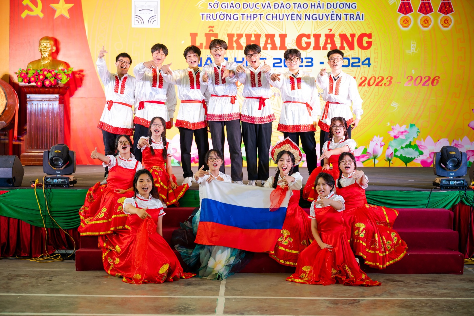 Nhấn để phóng to